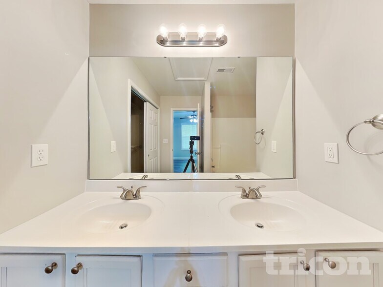 Building Photo - 821 Gore St