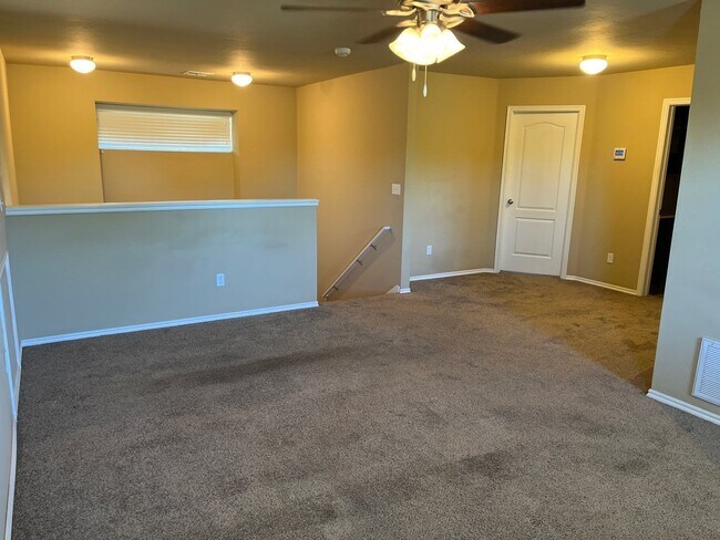 Building Photo - Available Now! - 3 bedrooms 2.5 bath