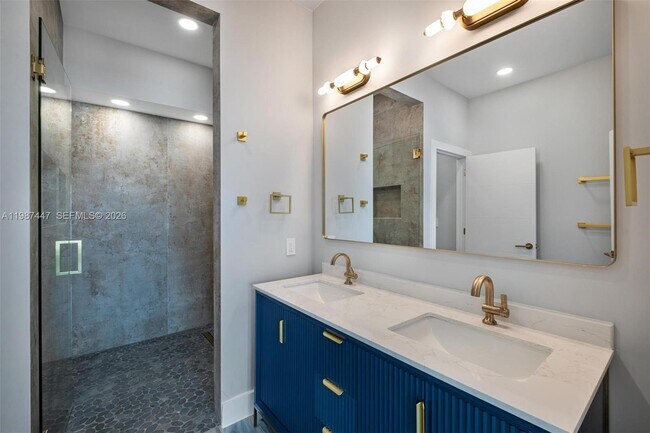 Building Photo - 1365 Bay Terrace