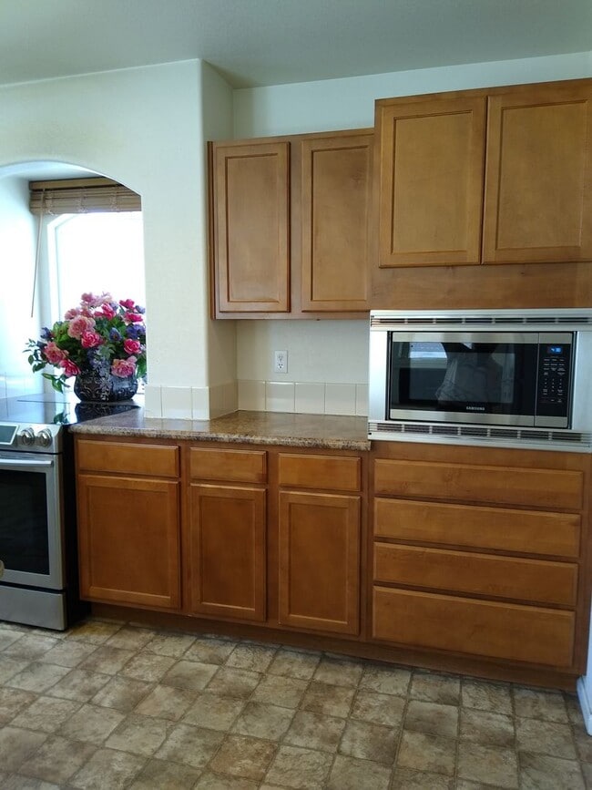 Building Photo - Massive and Expansive 5 Bedroom Green Vall...