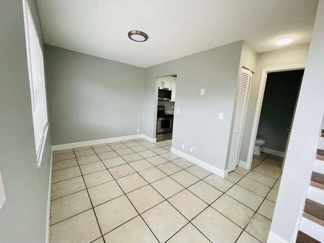 Building Photo - 2148 Sherwood Forest Blvd