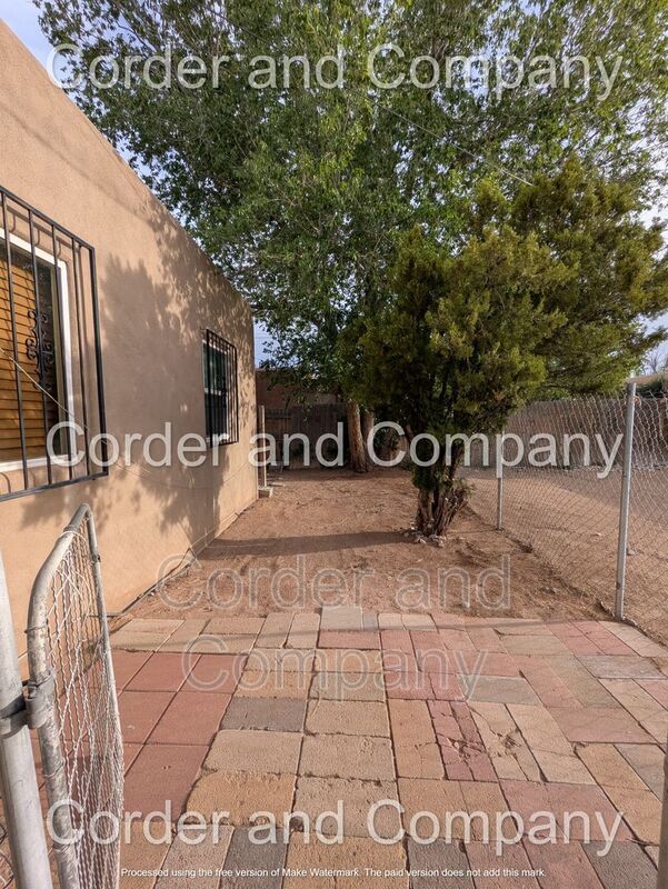 Building Photo - 302 Valencia Dr NE