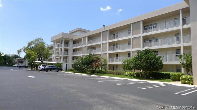 Building Photo - 2651 S Palm Aire Dr