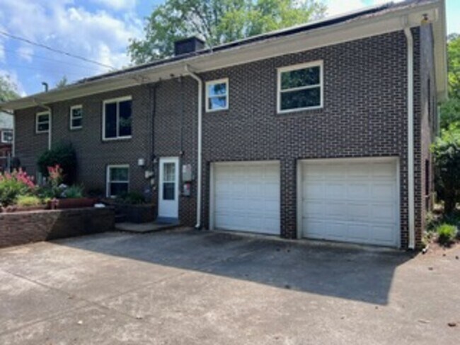 Building Photo - Watford Ave