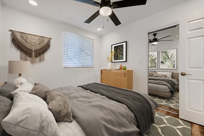 Building Photo - Move in ready unit on Fairway!