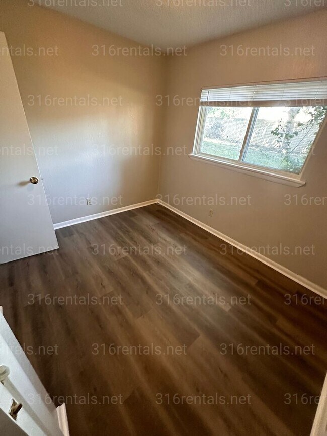 Building Photo - $950 - 2 bedroom / 1 bathroom home with a bonus loft!