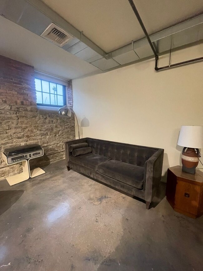 Building Photo - Garden View 1 Bedroom Loft Ready for move in