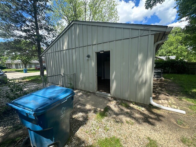 Building Photo - 8315 Meadowlark Dr