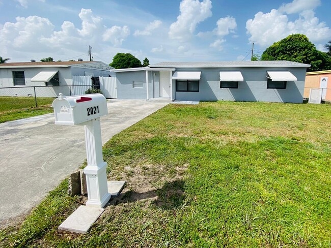 Building Photo - 2021 Wellington Rd