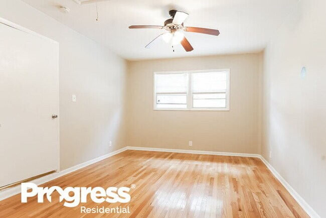 Building Photo - 300 Oakwood Ave