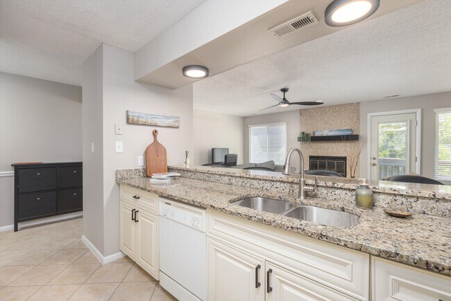 Building Photo - Fully Furnished Beach Rental