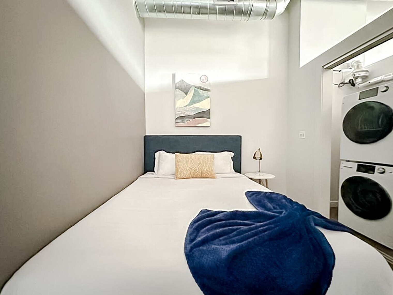 Building Photo - 403 W 4th St N