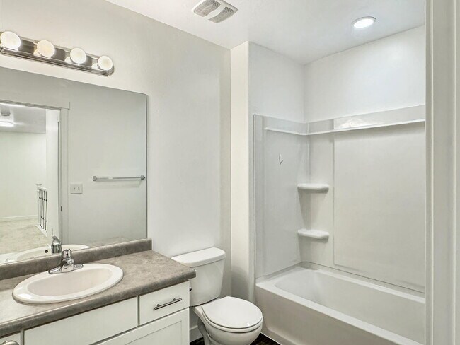 Building Photo - SHORT-TERM LEASE Townhouse in Draper - 3 BD 2.5 BA 2 GA - 2250 Square Feet
