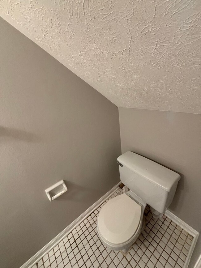 Building Photo - Beautiful 3 Bedroom Townhouse!