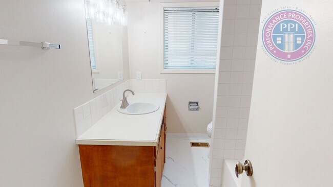 Building Photo - Lake Oswego/ Palisades - Hardwoods, Finished Daylight Basement with Bonus Rooms, Pet Friendly