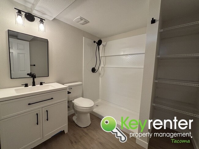 Building Photo - One of a Kind Multi-level Home in Tacoma!