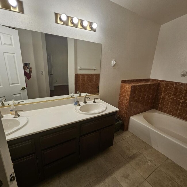 Building Photo - 2890 Summer Set Cir