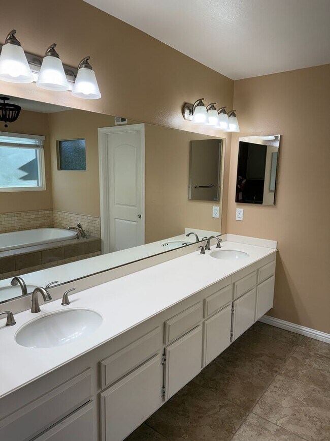 Building Photo - 4BD 2.5BA House located in Vineland Hills of Poway