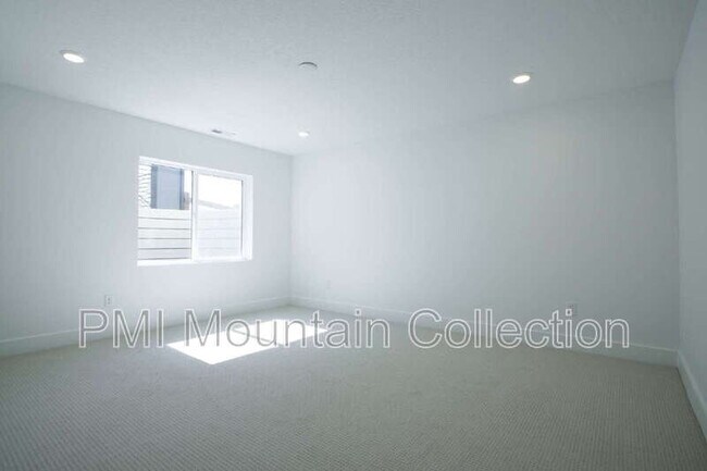 Building Photo - 459 Rimrock Ln