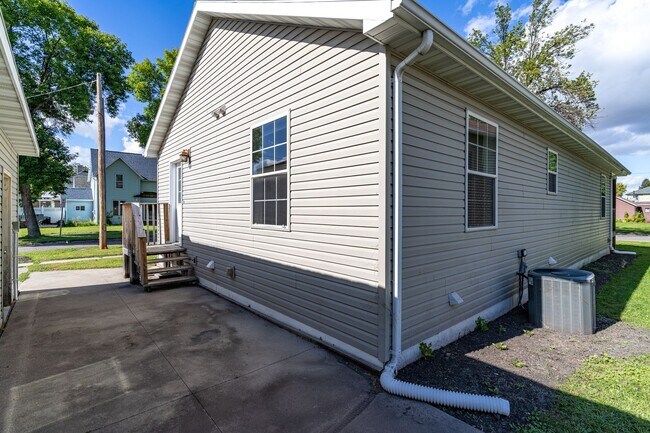 Building Photo - 4 Bedroom, 3 Bathroom Single Family Home