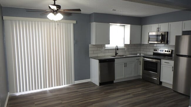 Building Photo - Blue Springs - 2 bed - 1.5 bath Townhome