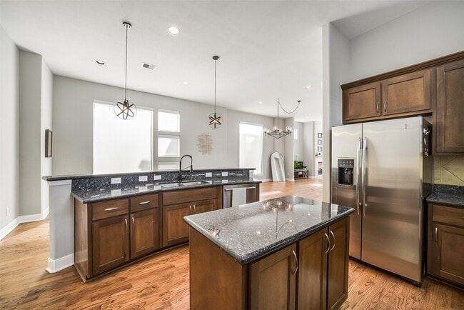 Building Photo - 904 Roy St