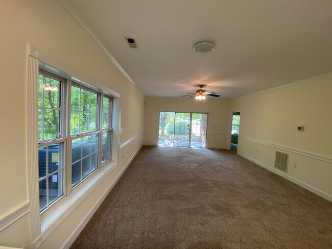 Building Photo - Pristine move in ready Condo located in He...