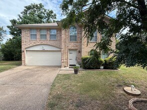 Building Photo - 1701 Tanglewood Dr