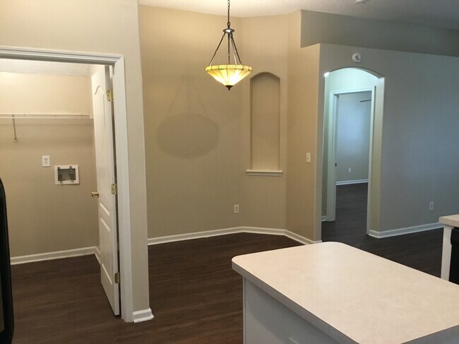 Building Photo - 8745 Edgebrook Ct