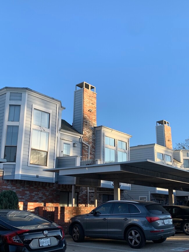 Building Photo - 3414 Country Club Dr W