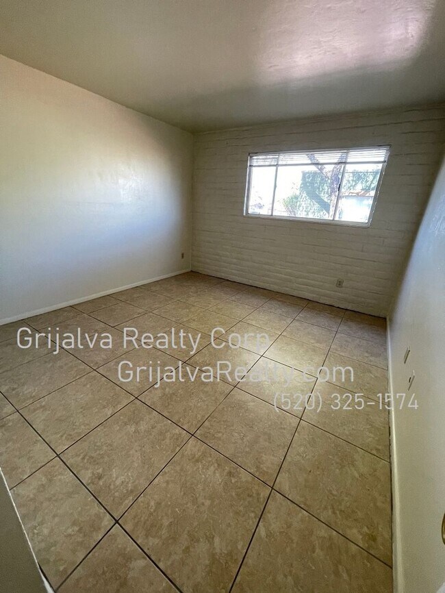 Building Photo - 2614 N Winstel Blvd