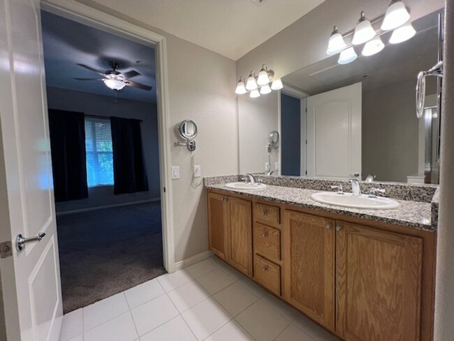 Building Photo - Stunning, 3-bedroom unit within a highly c...