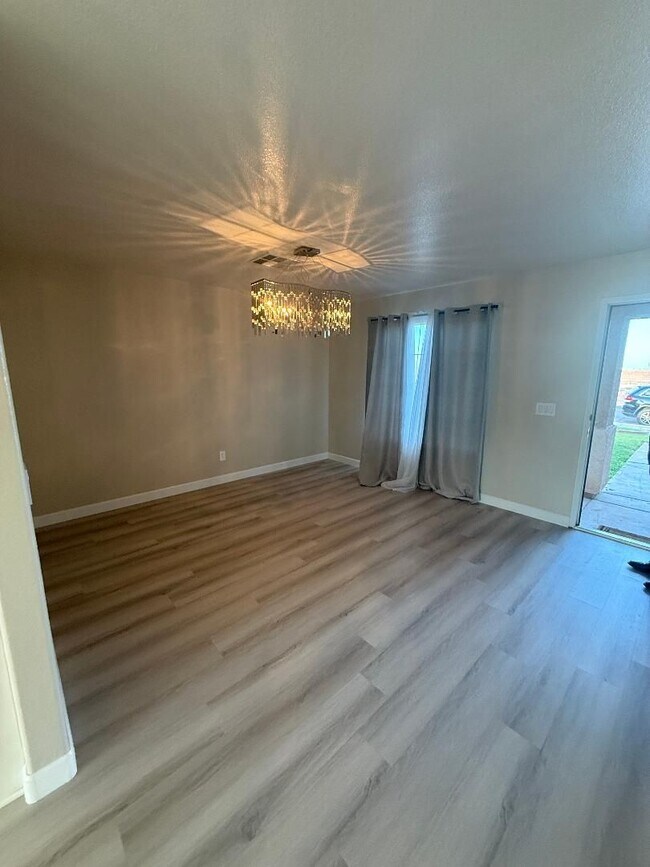 Building Photo - FOR RENT – Spacious 5 Bed / 3 Bath Home in Calexico!