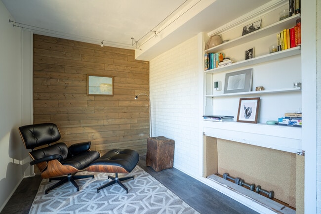 Building Photo - 4201 51st Ave S