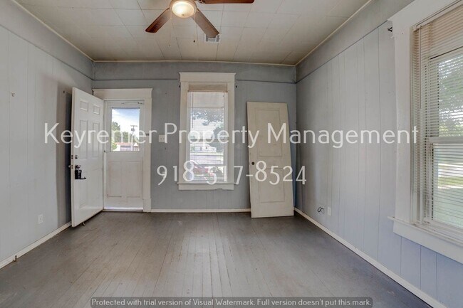 Building Photo - 1625 E 4th St