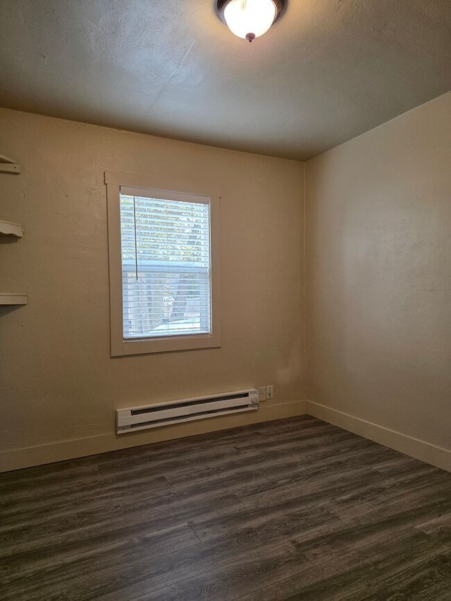 Building Photo - Cute 2 bedroom