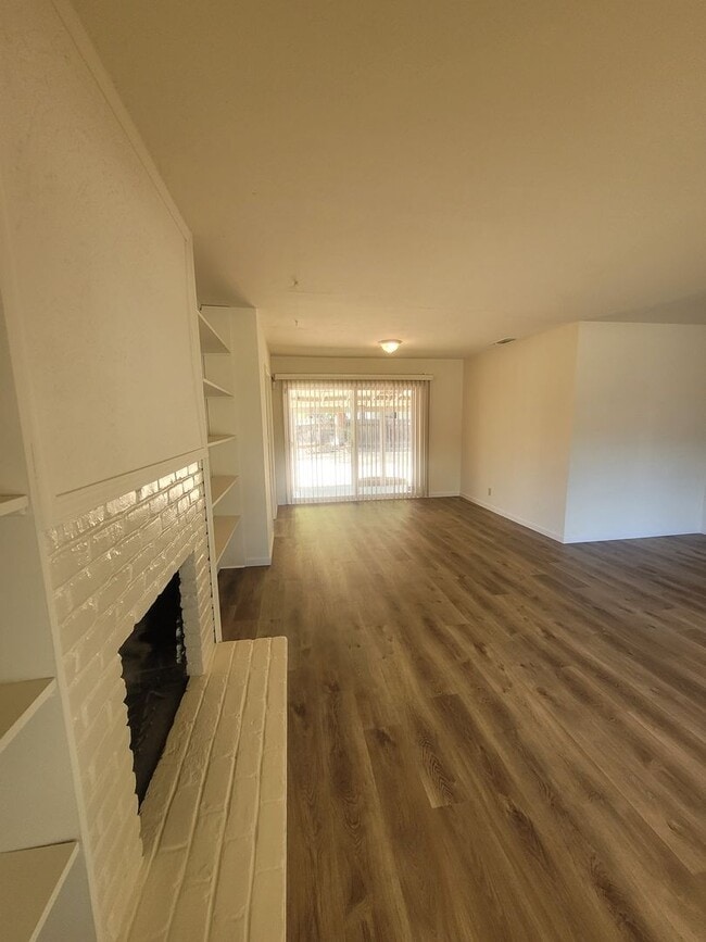 Building Photo - Three bedroom 1 bath with central heat and air