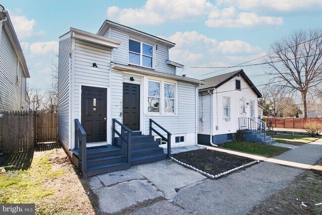 Building Photo - 217 Parkinson Ave