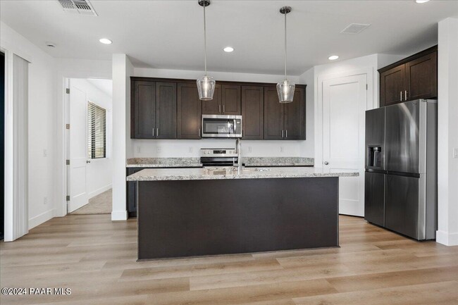 Building Photo - 5985 Finch Pl