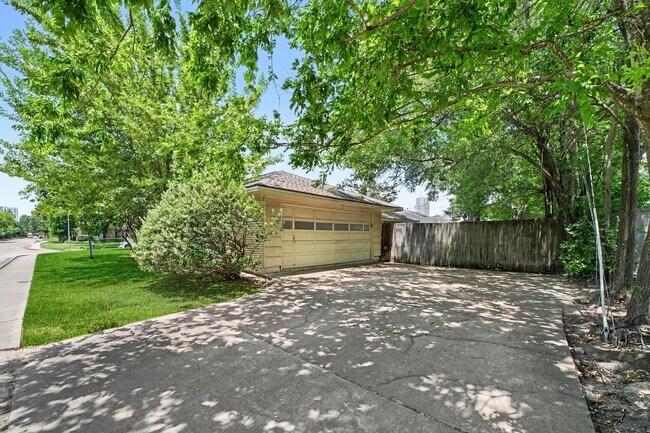 Building Photo - 6267 Chevy Chase Dr