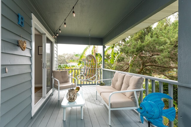Cozy outside balcony area - 208 C St