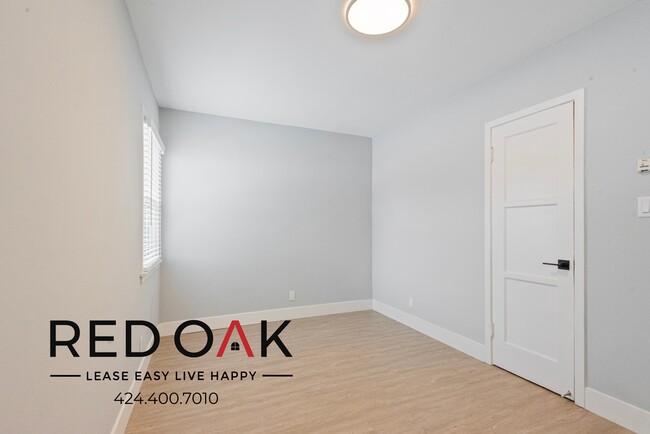 Building Photo - Recently Renovated One Bedroom Walk-Up wit...