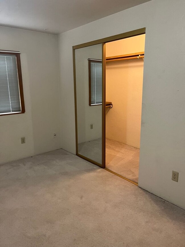 Building Photo - 261 Crest Dr