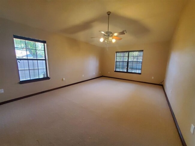Building Photo - 2802 NE Scottsdale Cir