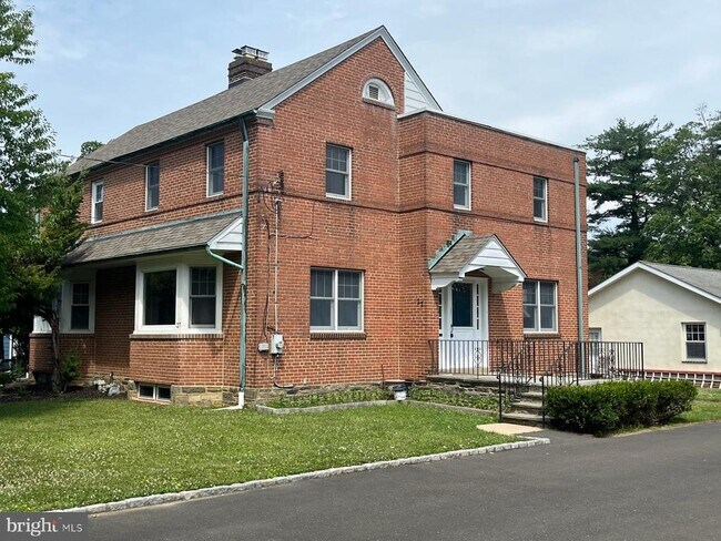Building Photo - 27 Bysher Ave