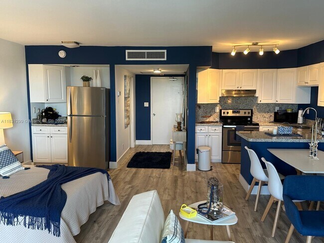 Building Photo - 5401 Collins Ave