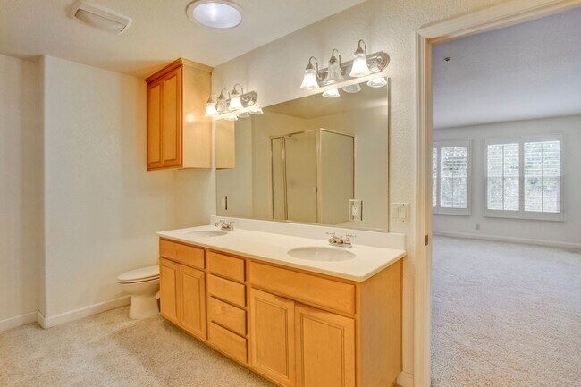 Building Photo - Bright & Airy 3bd/2bth End Unit Condo in F...