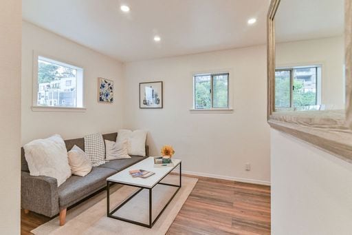 Building Photo - Beautiful top floor 1 bedroom 1 bathroom apartment on Lower Queen Anne
