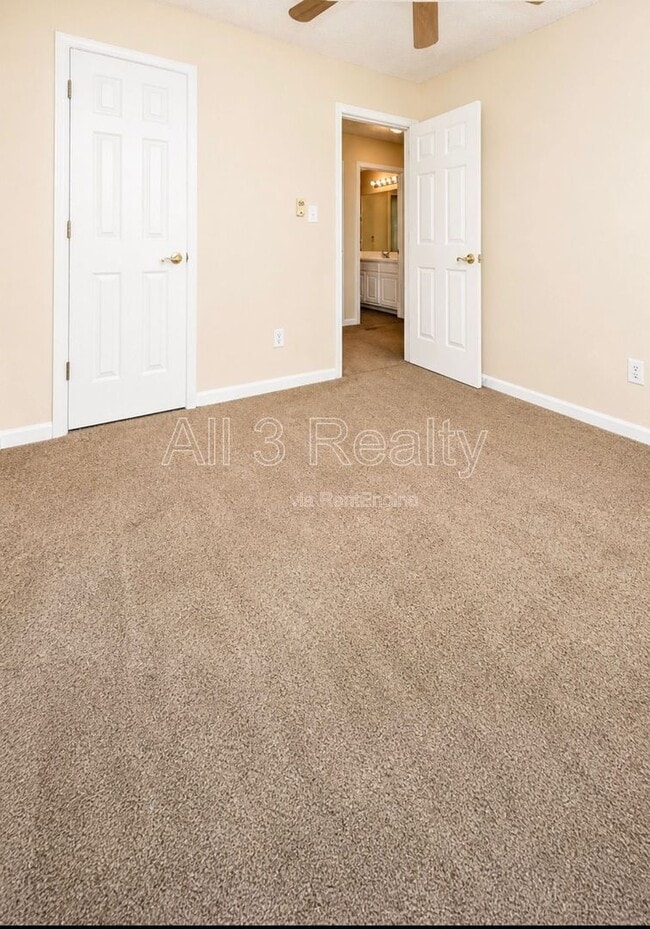 Building Photo - 823 Tramore Dr