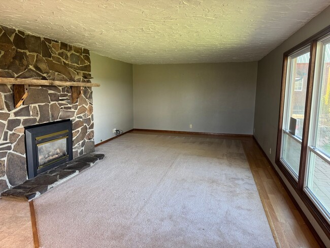 Building Photo - 3 Bedroom Home on Two Acres